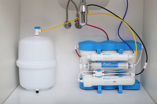 Omvand Osmosfilter 675 ink tank Omvänd osmos 675 vattenfilter som är monterat under en diskbänk.